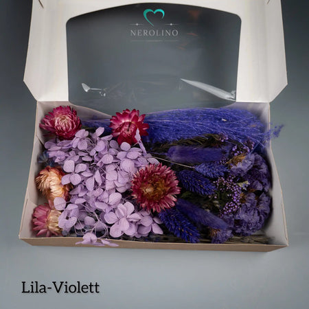 Mischung aus getrockneten Blumen in lila und violetten Farben.