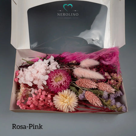 Mischung aus getrockneten Blumen in rosa und pinken Farben.