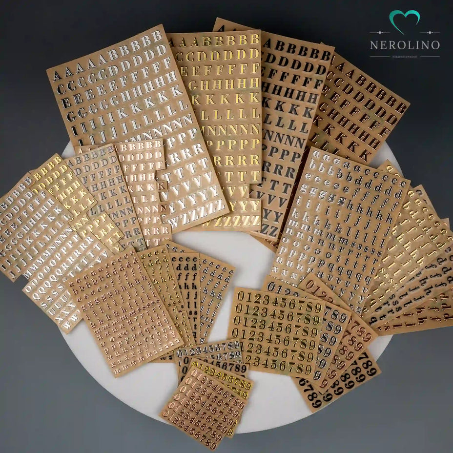 Zahlen und Buchstaben in schwarz, Silber, Gold und Roségold.