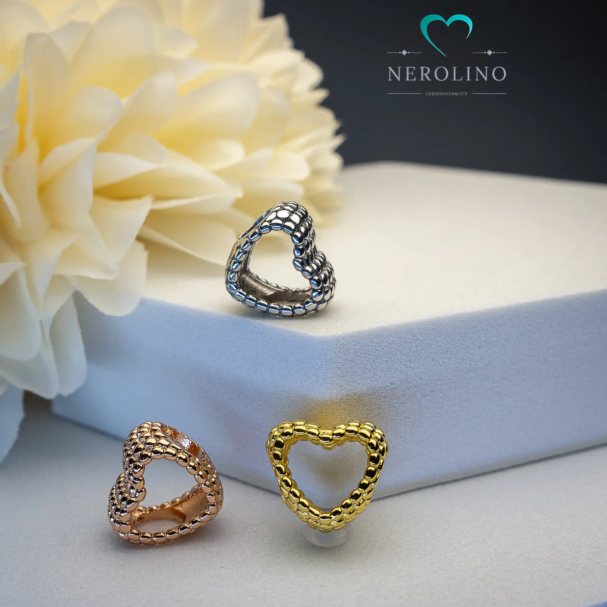 Offene Charms in Herzform in den Farben Silber, Gold und Roségold.