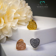 Charm in Herzform mit Verzierungen.