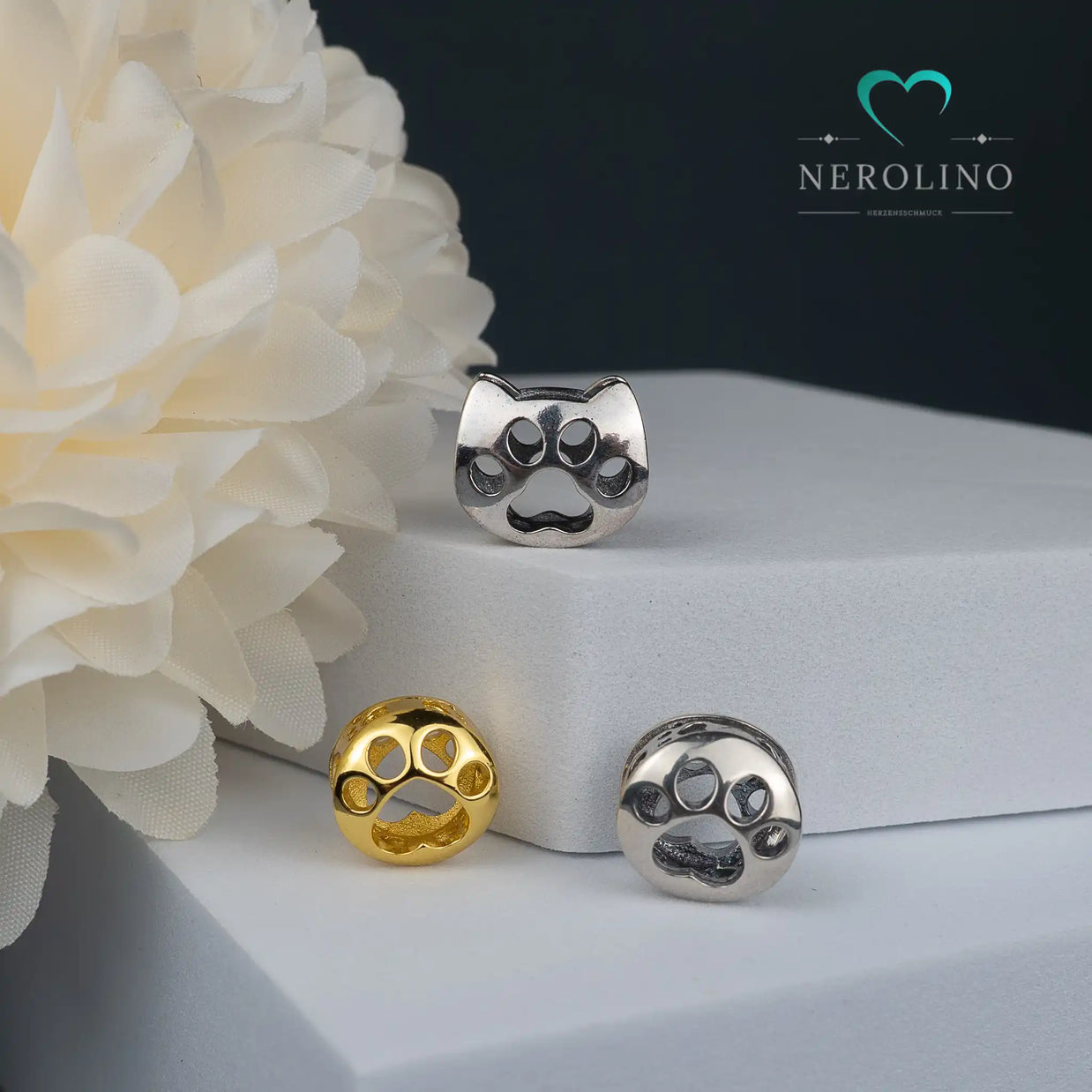 Charms in Pfotenform mit Hunde oder Katzendesign in Sterling Silber und goldfarbend. 