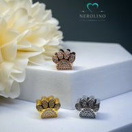 Charms in Pfotenform mit Zirkonia in den Farben Silber, Gold und Roségold. 