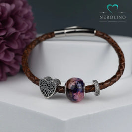 Großlochperle mit Tierhaaren und Blüten in silber am Lederarmband.
