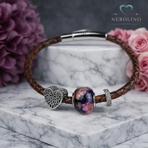 Großlochperle mit Tierhaaren und Blüten in silber am Lederarmband.