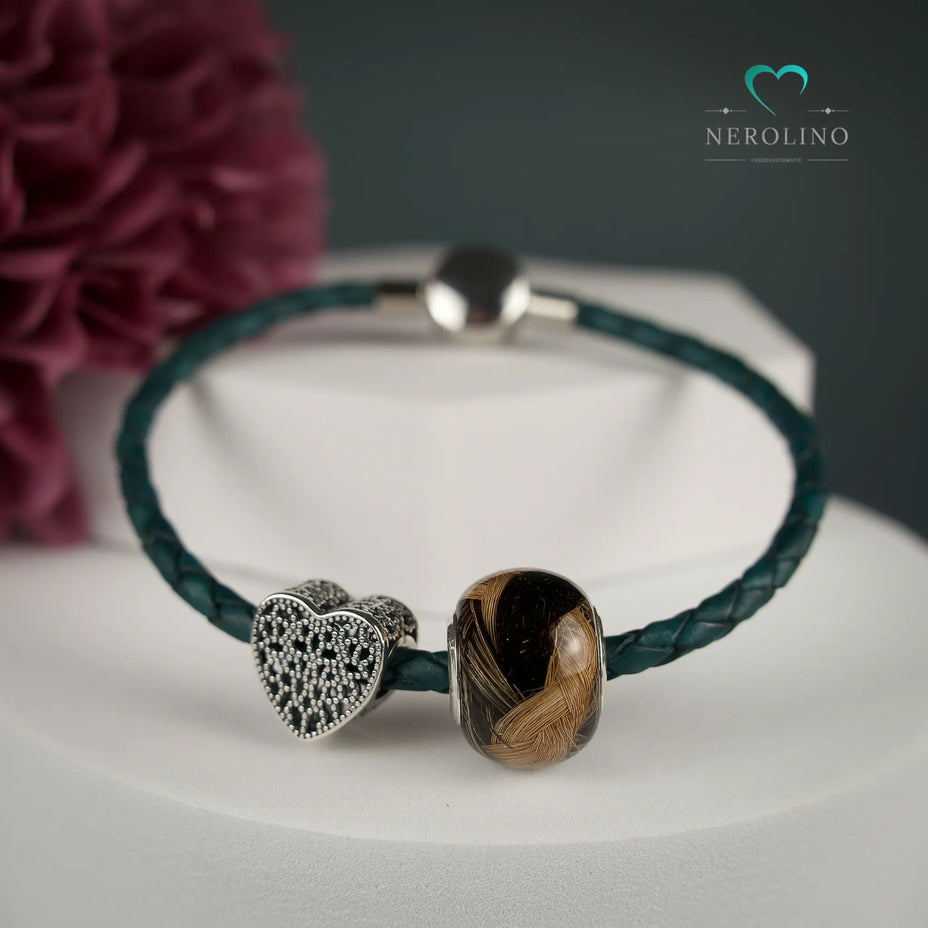 Großlochperle mit geflochtenem Schweifhaar. 