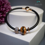 Großlochperle mit Tierhaaren und Blüten am Kautschukband. 