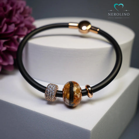 Großlochperle mit Tierhaaren und Blüten am Kautschukband. 