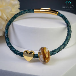 Großlochperle mit Haaren, Asche und Blüten.