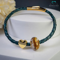 Großlochperle mit Haaren, Asche und Blüten.