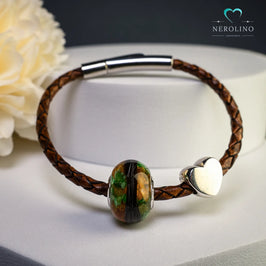 Großlochperle mit Tierfell und Blüten.