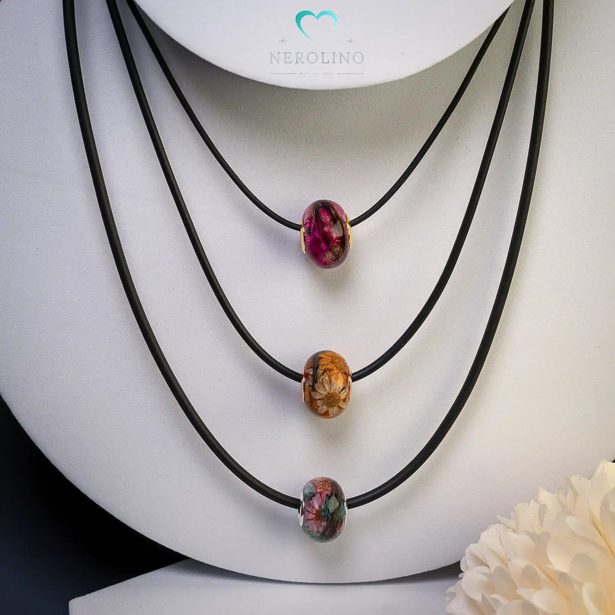 Halsketten aus Kautschuk in schwarz und in verschiedenen stärken. 