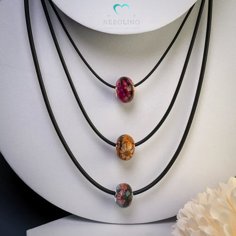 Halsketten aus Kautschuk in schwarz und in verschiedenen stärken. 