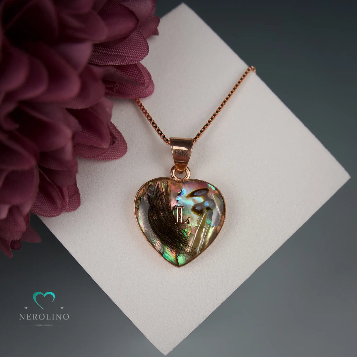 Kettenanhänger in Herzform mit Haaren.