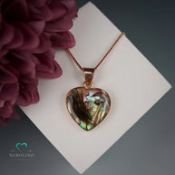 Kettenanhänger in Herzform mit Haaren.