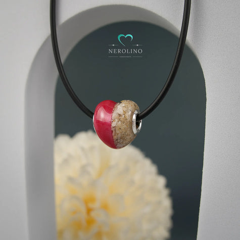 Großlochperle in Herzform halb Asche halb Glitzerfarbe.