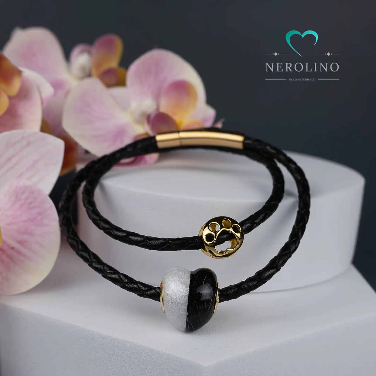 Perle in Herzform zur Hälfte aus Tierfell und zur Hälfte aus weißer glitzerfarbe.