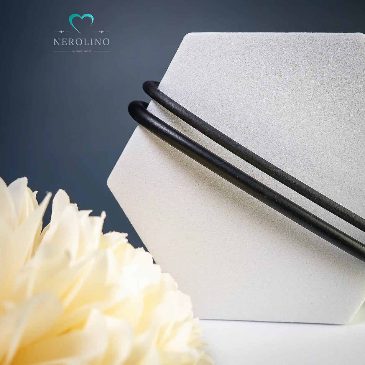 Schwarzes Kautschuckarmband in drei und vier Millimetern stärke. 