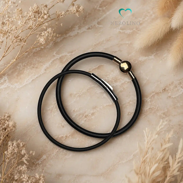 Schwarzes Kautschuckarmband in drei und vier Millimetern stärke. 