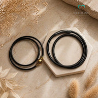 Schwarzes Kautschuckarmband doppelt in drei und vier Millimetern stärke. 