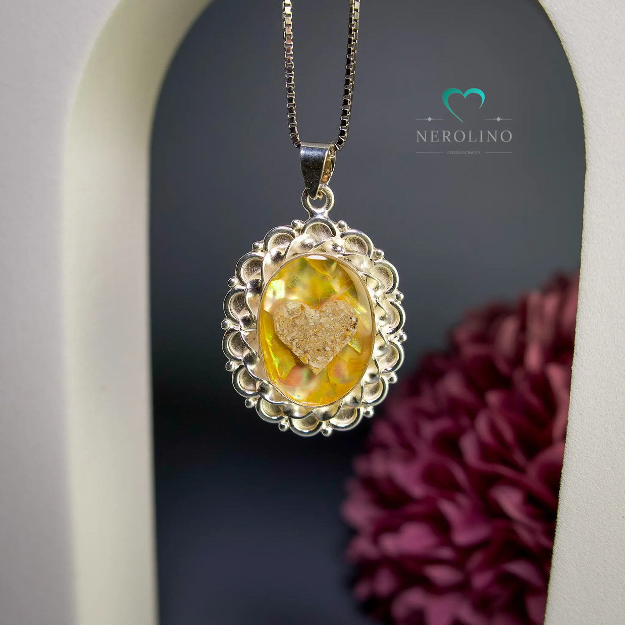 Kettenanhänger Antik mit Ascheherz.