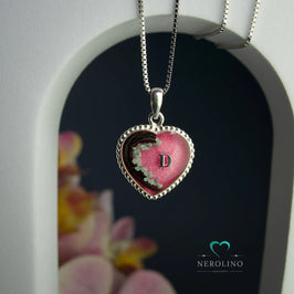 Kettenanhänger in Herzform mit Haaren und Blüten.