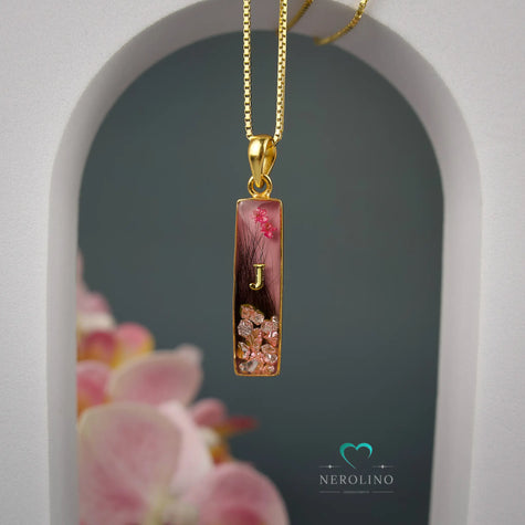 Kettenanhänger rechteckig mit Haaren und Blüten. 