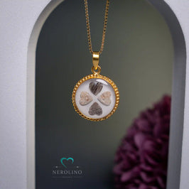 Kettenanhänger in Gold mit Herzen aus Tierhaaren und Asche.