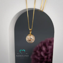 Perlenanhänger mit Asche und Anhänger in der Farbe Gold.