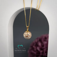 Perlenanhänger mit Asche und Anhänger in der Farbe Gold.