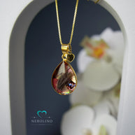 Kettenanhänger in Birnenform vergoldet mit Haaren.