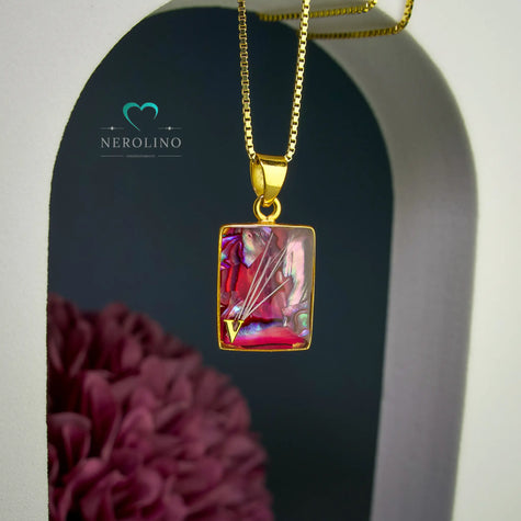 Kettenanhänger mit perlmutt und Haaren.