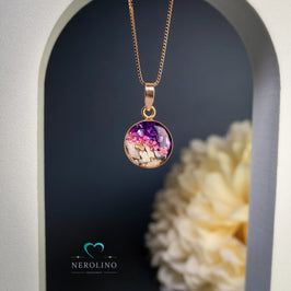 Kettenanhänger rund mit Asche und Blüten in der Farbe rosegold.