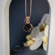 Kettenanhänger aus Silber rund in der Farbe roségold mit Tierfell und zwei Zirkonia. 