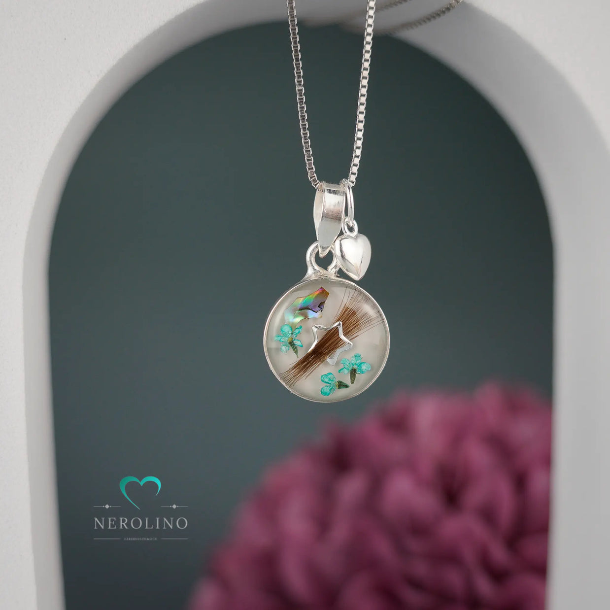 Kettenanhänger rund mit Haaren und Blüten in Sterlingsilber.