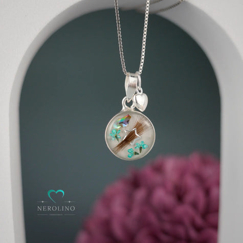 Kettenanhänger rund mit Haaren und Blüten in Sterlingsilber.