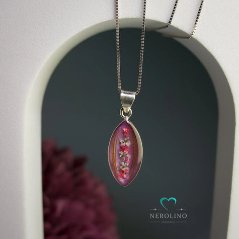 Kettenanhänger elliptisch mit Haaren und Blüten.