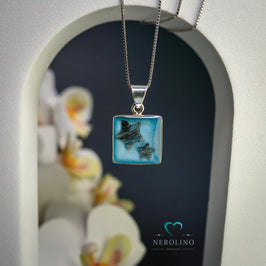 Kettenanhänger quadratisch mit Sternen aus Haaren.