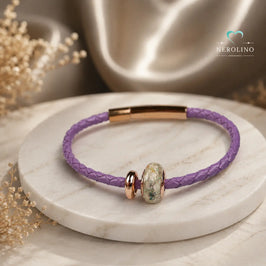 Mini-Großlochperle mit Tierasche am Lederarmband.