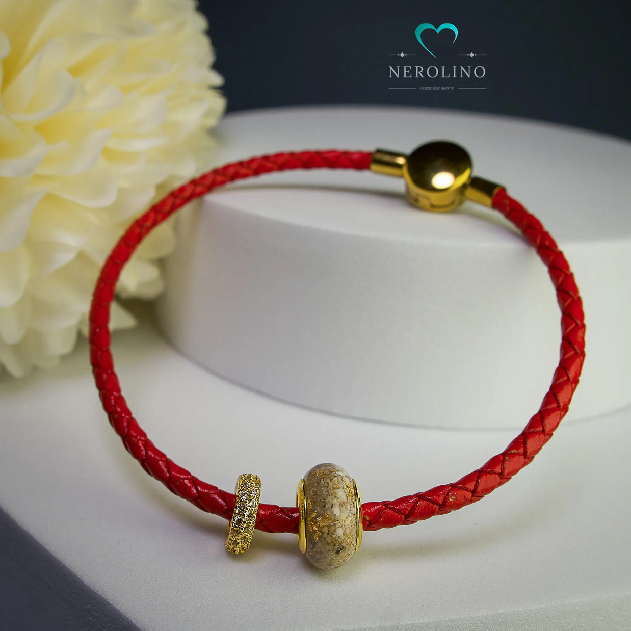 Miniperle mit Asche am Lederarmband.