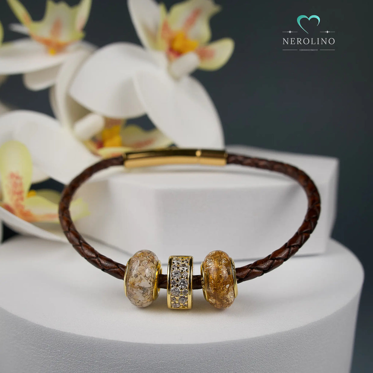 Miniperlen mit Asche und Tierfell.