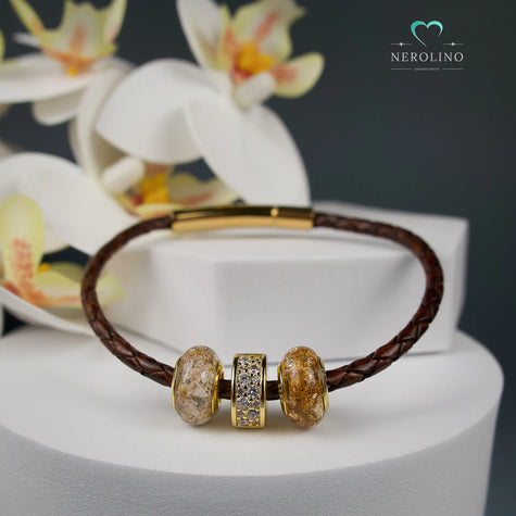 Miniperlen mit Asche und Tierfell.