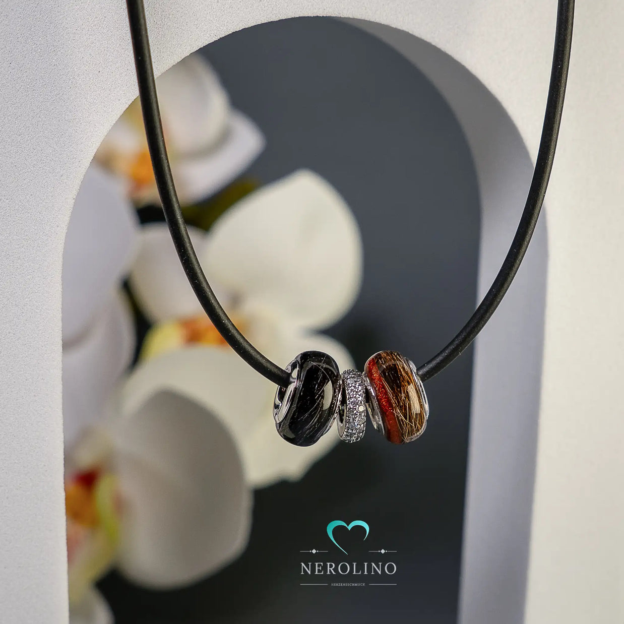 Miniperlen mit Haaren und Farbrand.