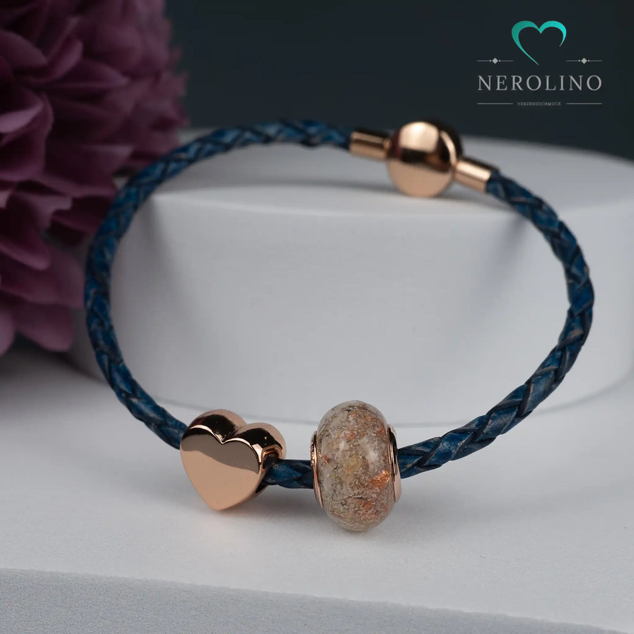 Grosslochperle mit Asche in der Farbe rosègold am Leder Armband.