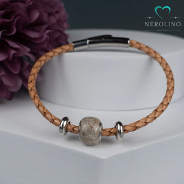 Grosslochperle mit Asche in der Farbe silber.