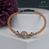 Grosslochperle mit Asche in der Farbe silber.