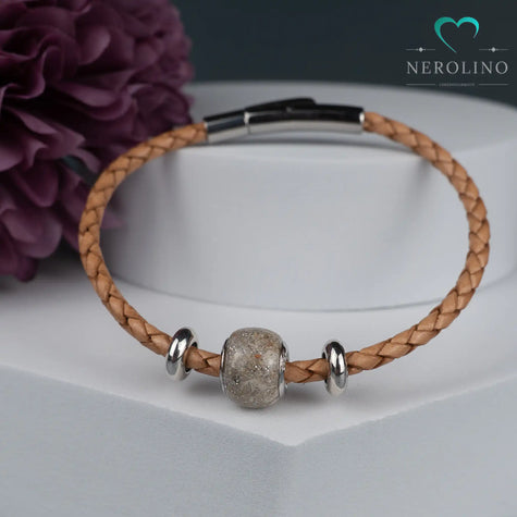 Grosslochperle mit Asche in der Farbe silber.