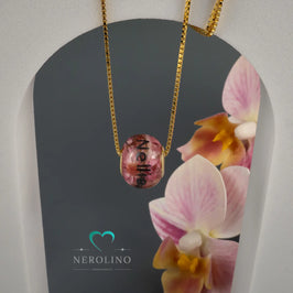 Großlochperle mit Blüten und Namen.