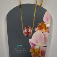 Großlochperle mit Blüten und Namen.