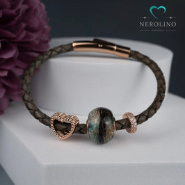 Großlochperle mit Tierhaaren und Blüten in rosègold mit Charms am Lederarmband.
